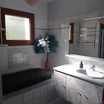 Appartement Au Rez -de -chaussee Maison Individuelle *